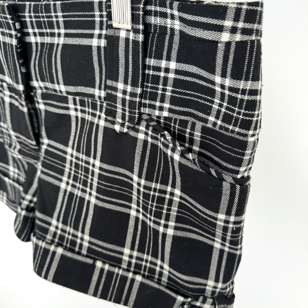 Guess Plaid Black and White Women's Shorts 30 - Picture 3 of 6